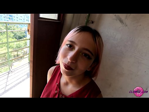 ❤️ Ikasle sentsuak arrotz bat zurrupatzen du kanpoaldean - Cum On His Face ️❌ Sexu bideoa gugan ❤